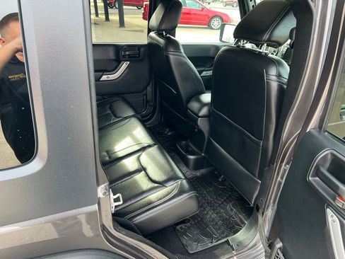 Used 2016 Jeep Wrangler Unlimited Rubicon w/ Connectivity Group image 14