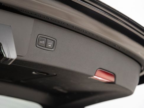 Certified 2022 Porsche Cayenne Platinum Edition image 31