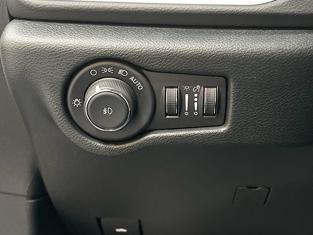 Used 2026 Chrysler Pacifica Select FWD image 10