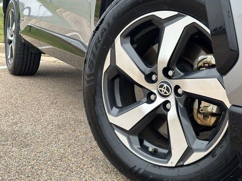 Used 2022 Toyota RAV4 SE image 2