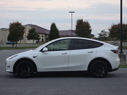 Used 2021 Tesla Model Y Long Range image 5