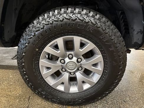 Used 2017 Toyota Tacoma SR5 w/ Tow Package AWD/4WD image 10