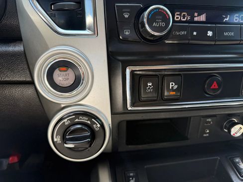 Used 2018 Nissan Titan SV w/ SV Convenience Package image 18