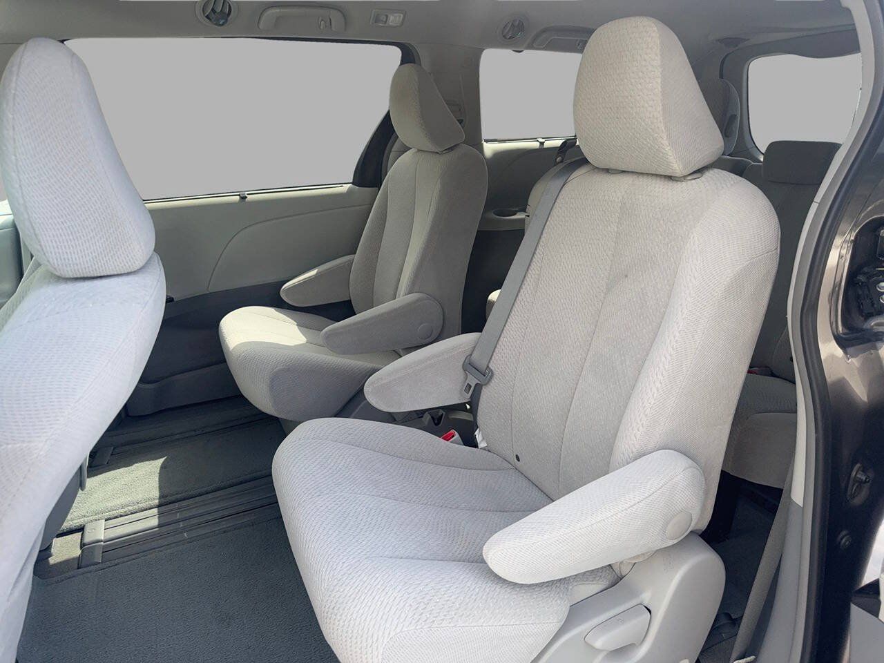 Used 2012 Toyota Sienna LE w/ Towing Pkg FWD image 16