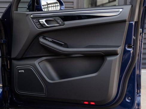 Certified 2025 Porsche Macan image 35