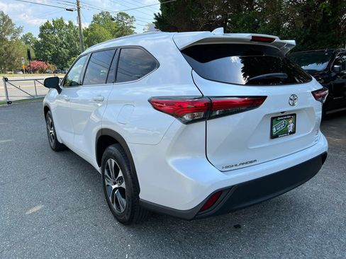 Used 2022 Toyota Highlander XLE FWD image 6