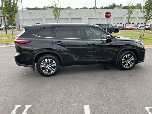 Used 2023 Toyota Highlander XLE FWD image 11
