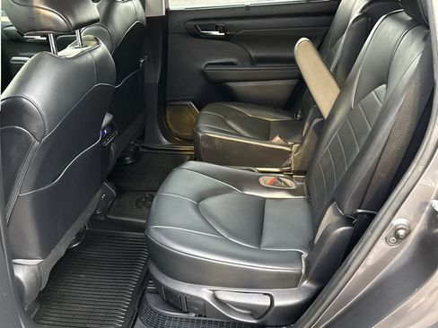 Used 2021 Toyota Highlander XLE image 13