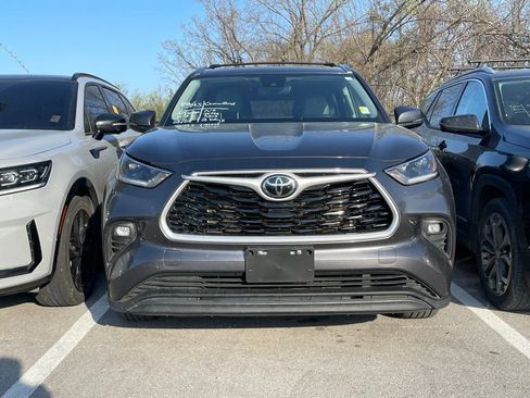 Used 2021 Toyota Highlander XLE image 2