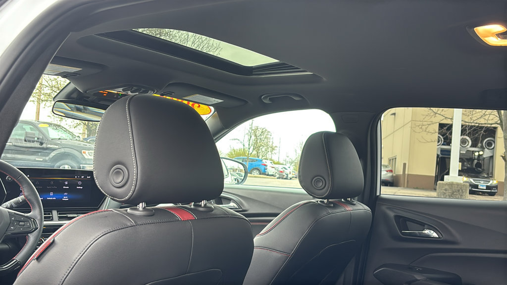Used 2025 Chevrolet Trax RS FWD image 32