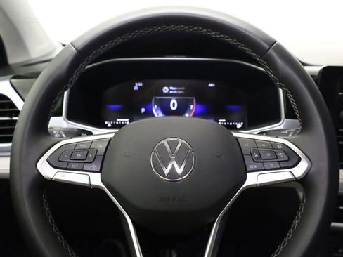 Used 2025 Volkswagen Taos SE image 17