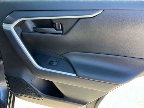 Used 2021 Toyota RAV4 LE FWD image 8