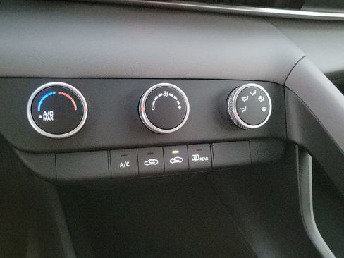 Used 2026 Hyundai Elantra SE FWD image 26