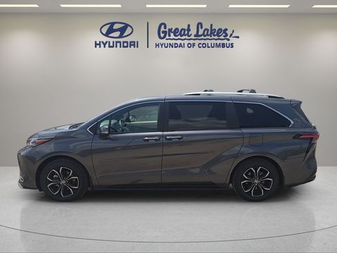 Used 2025 Toyota Sienna Platinum AWD/4WD image 8