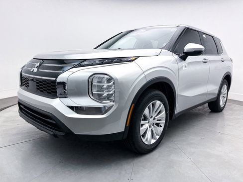 New 2025 Mitsubishi Outlander ES image 3