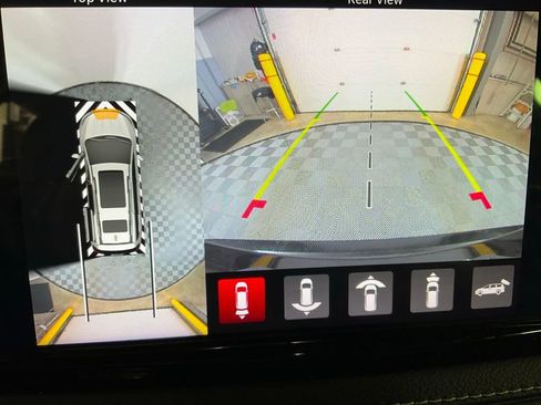 Used 2021 Chrysler Pacifica Limited w/ Uconnect Theater Family Group image 16