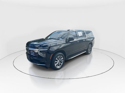 Used 2025 Chevrolet Suburban LT w/ Comfort Package RWD image 4