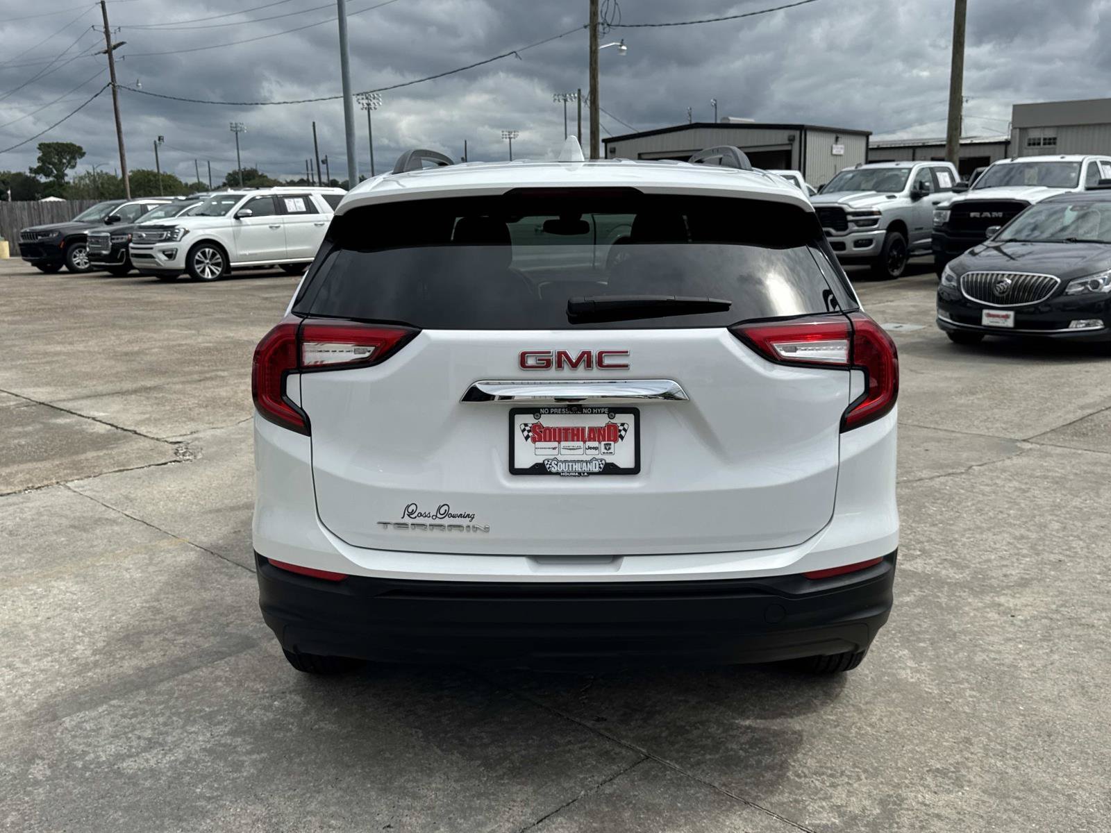 Used 2024 GMC Terrain SLE w/ Driver Convenience Package FWD image 6