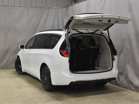 Certified 2022 Chrysler Pacifica Touring-L image 36