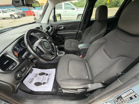 Used 2018 Jeep Renegade Altitude w/ UConnect 8.4 Nav Group FWD image 9