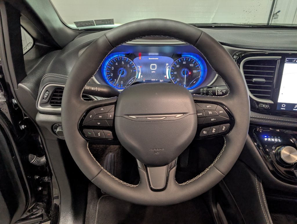 Used 2027 Chrysler Pacifica Limited FWD image 18