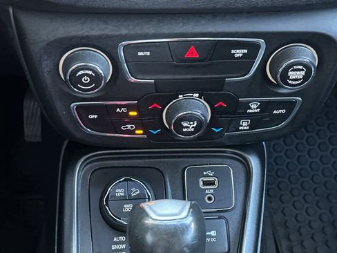 Used 2018 Jeep Compass Trailhawk w/ Cold Weather Group AWD/4WD image 22