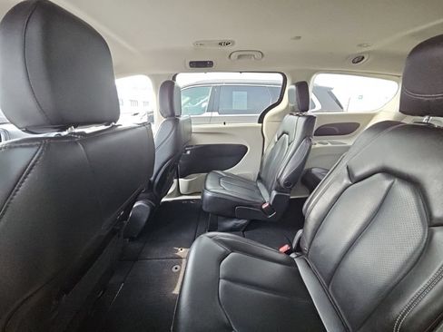 Used 2023 Chrysler Pacifica Touring-L FWD image 11