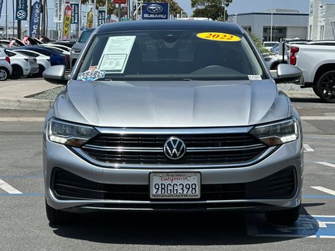 Used 2022 Volkswagen Jetta SE w/ Panoramic Sunroof Package FWD image 9