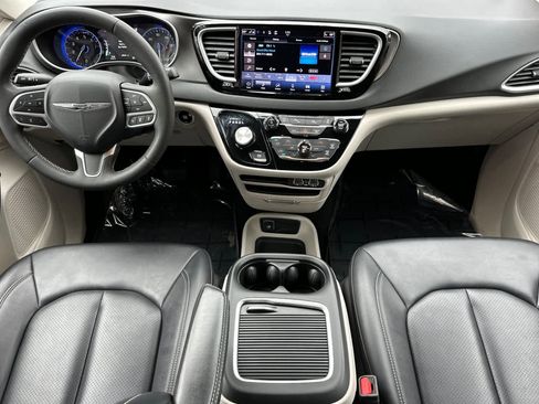 Used 2024 Chrysler Pacifica Touring-L image 3