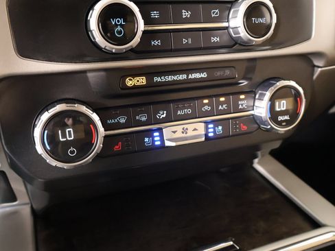 Used 2022 Ford F250 Lariat w/ Lariat Ultimate Package AWD/4WD image 8