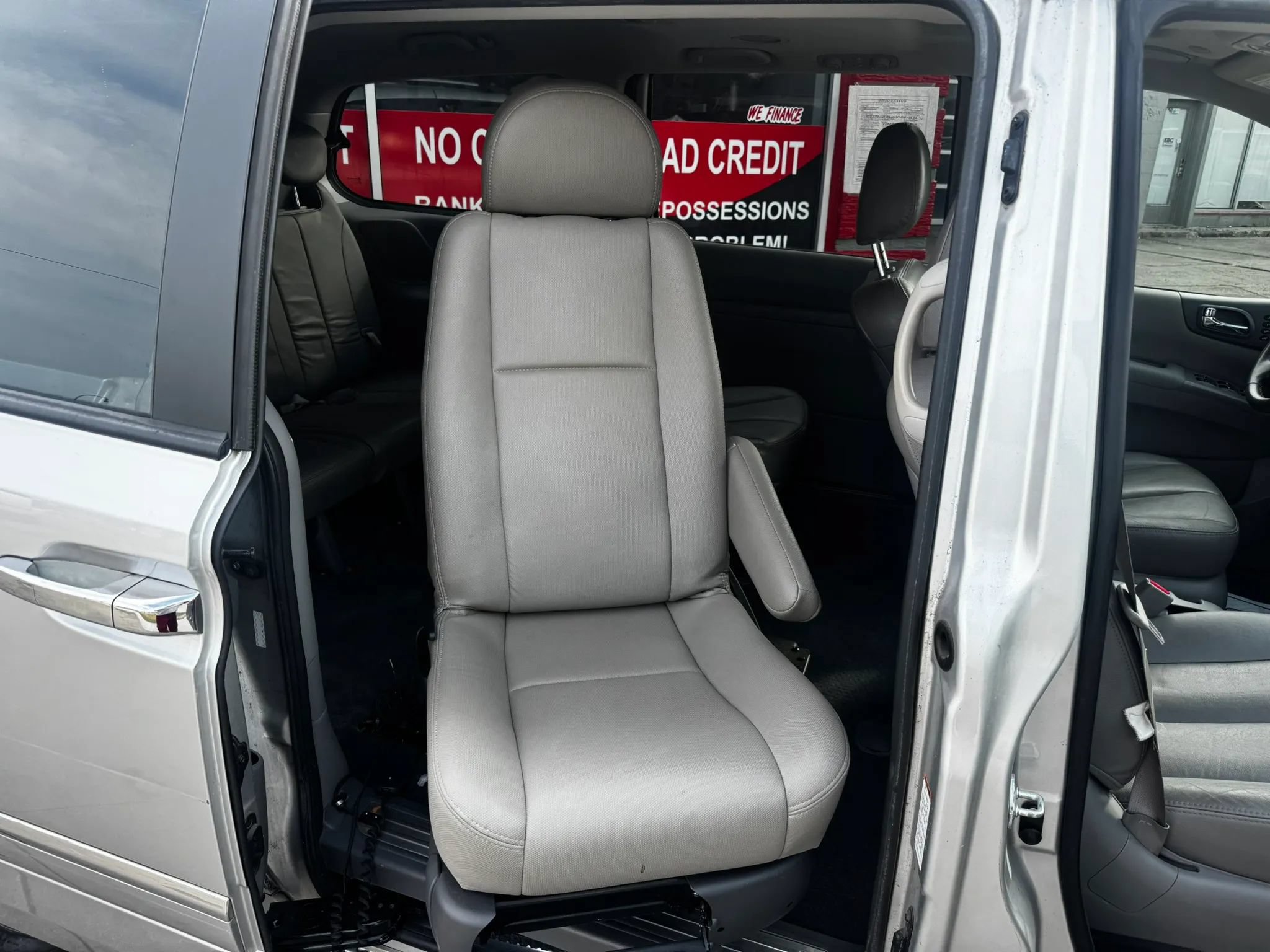 Used 2012 Kia Sedona EX w/ Luxury Pkg FWD image 32
