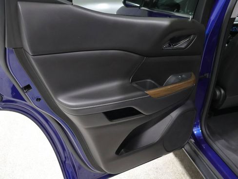 Used 2023 GMC Acadia SLE image 18