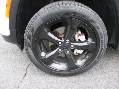 Used 2023 Jeep Grand Cherokee Limited w/ Black Appearance Package image 9