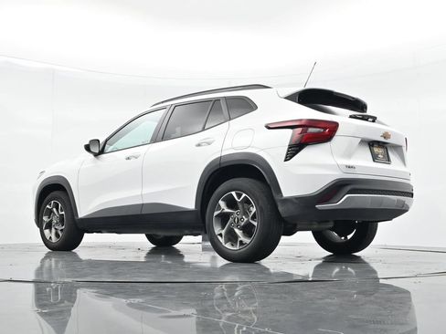 Used 2025 Chevrolet Trax LT FWD image 29