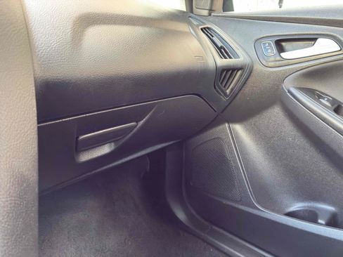 Used 2018 Ford Focus SE FWD image 29