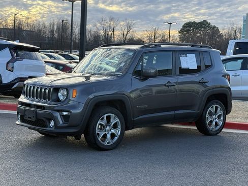 Used 2019 Jeep Renegade Latitude w/ Safety & Security Group II image 3