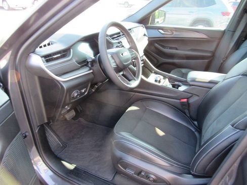 Used 2025 Jeep Grand Cherokee L Altitude RWD image 19