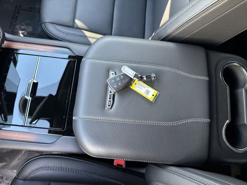 Used 2025 GMC Yukon XL Denali image 23