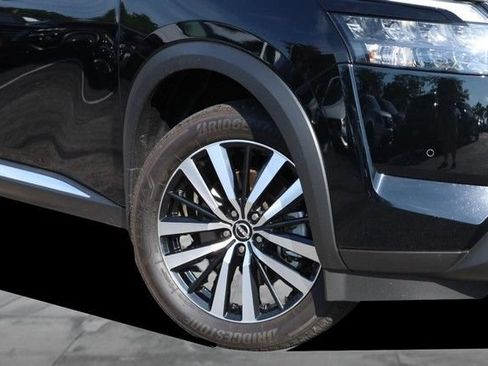 Certified 2025 Nissan Pathfinder Platinum FWD image 3