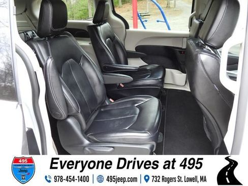 Used 2023 Chrysler Pacifica Touring-L FWD image 13