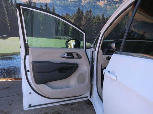 Used 2023 Chrysler Pacifica Touring-L FWD image 10