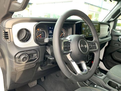 Used 2025 Jeep Wrangler Sahara image 33