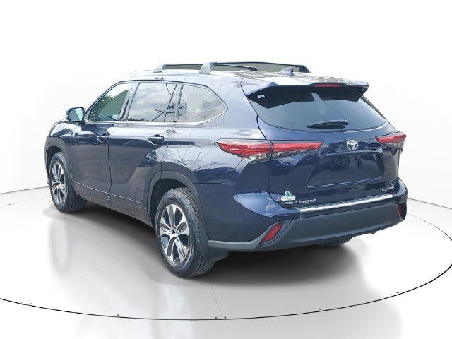 Used 2022 Toyota Highlander XLE AWD/4WD image 3