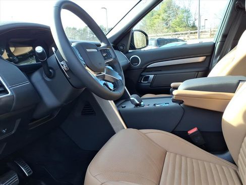 Certified 2024 Land Rover Discovery Dynamic SE image 18