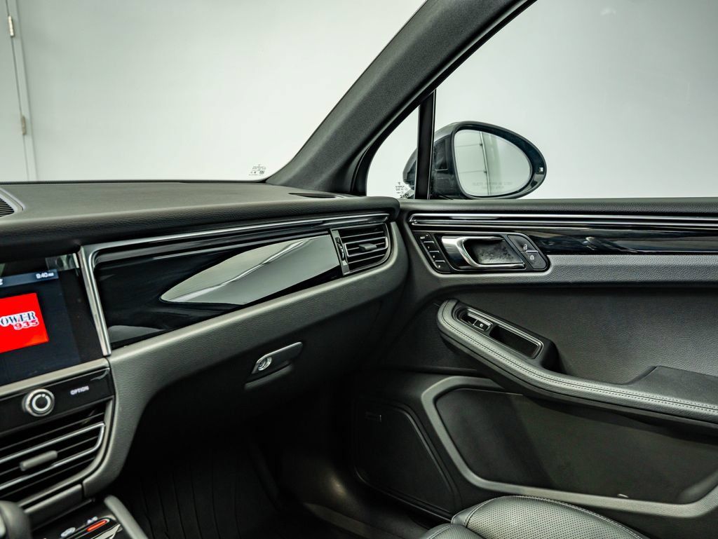 Certified 2026 Porsche Macan AWD/4WD image 38