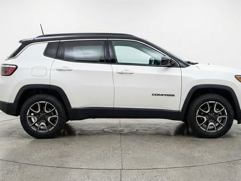 Used 2025 Jeep Compass Trailhawk AWD/4WD image 11