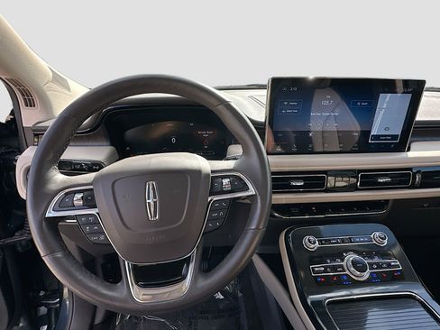 Used 2022 Lincoln Nautilus Reserve image 11