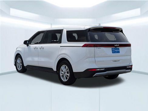 Used 2024 Kia Carnival LX image 4