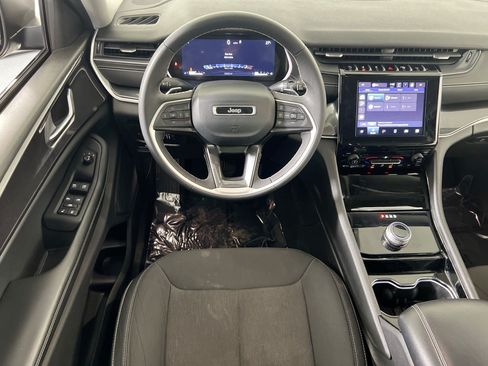 Used 2023 Jeep Grand Cherokee Laredo AWD/4WD image 20