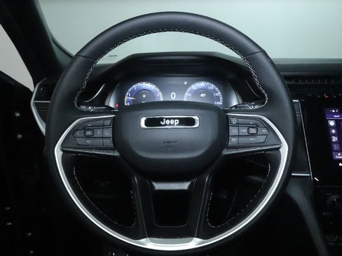 Used 2025 Jeep Grand Cherokee Altitude AWD/4WD image 22